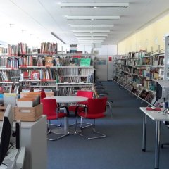 Rote Sitzgruppe vor den Bücherregalen in der Bücherei Walldorf