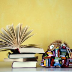 Leseigel neben einem Stapel Bücher