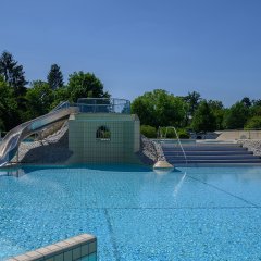 Nichtschwimmerbecken mit Blick auf die darin liegende Treppe