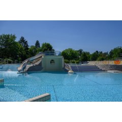 Nichtschwimmerbecken mit Blick auf die darin liegende Treppe