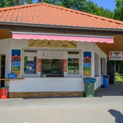 Kiosk mit geöffnenten Fenster