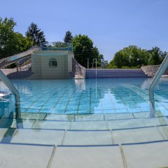 gefliester Treppenzugang mit Handlauf in das Nichtschwimmerbecken.