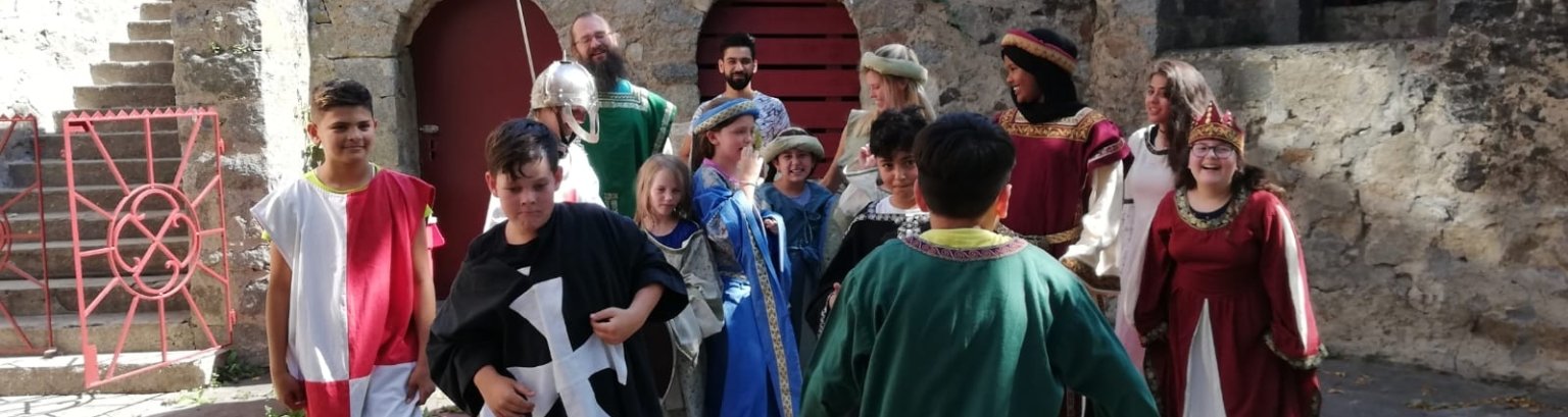 Kinder in mittelalterlichen Kostümen