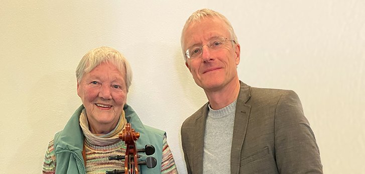 Mechthild Neumann mit Musikschulleiter Simon Waldvogel