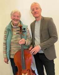 Mechthild Neumann mit Musikschulleiter Simon Waldvogel