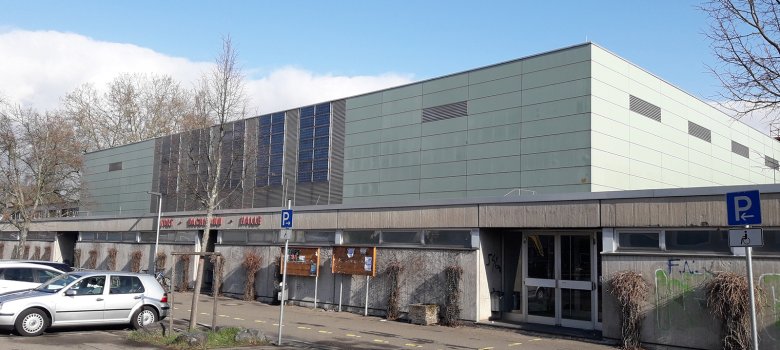 Kurt-Bachmann-Halle Aussenansicht mit Behindertenparkplätze