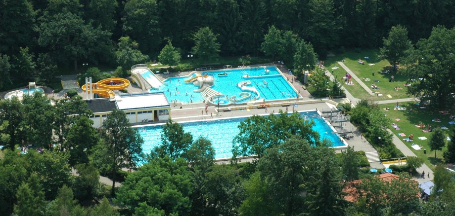 Luftbildansicht auf die zwei großen Schwimmbecken im Schwimmbad Mörfelden.