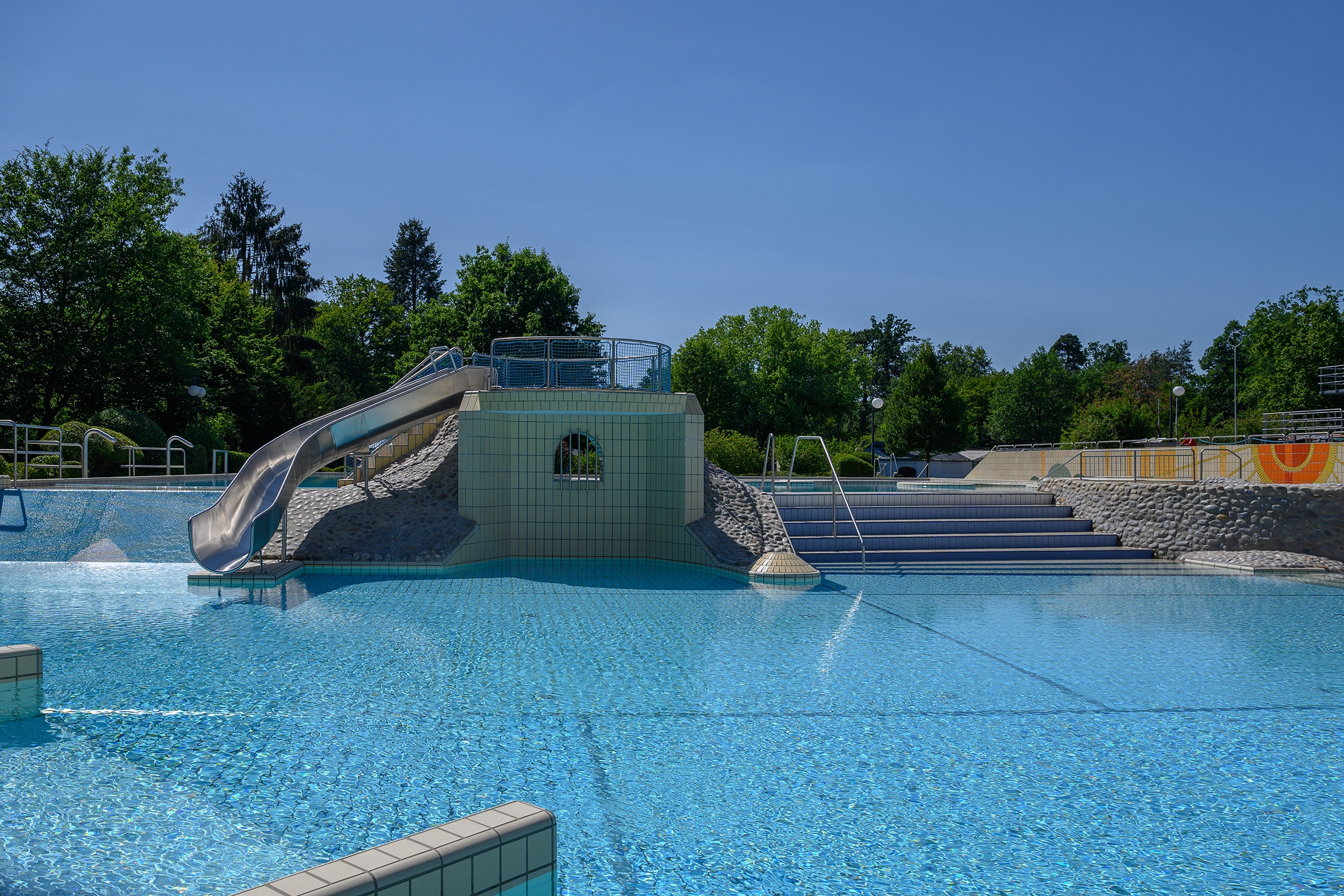 Nichtschwimmerbecken mit Blick auf die darin liegende Treppe