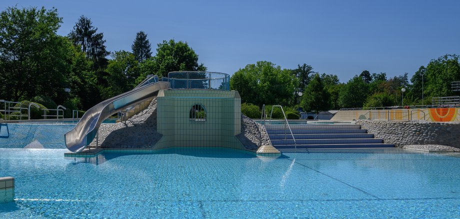 Nichtschwimmerbecken mit Blick auf die darin liegende Treppe