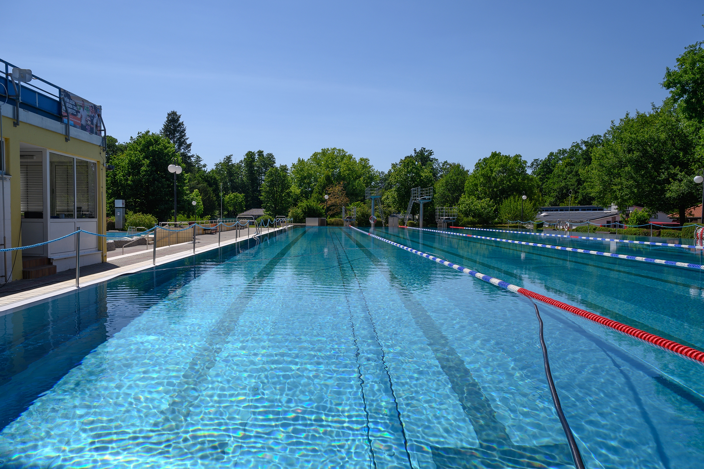 Großes Schwimmerbecken mit auf dem Wasser liegenden Bahnenabtrennungen.