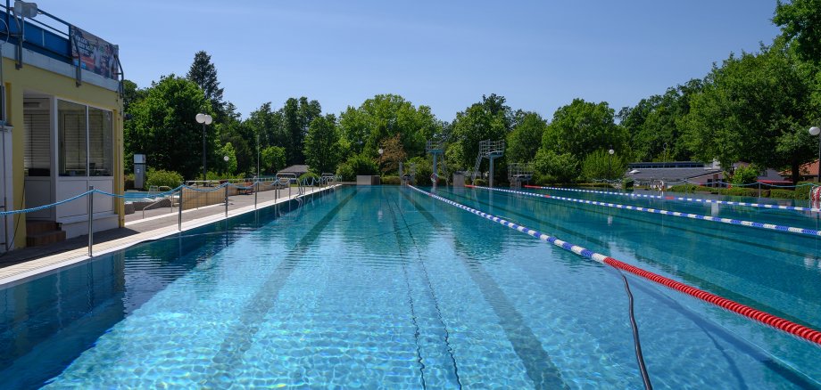 Großes Schwimmerbecken mit auf dem Wasser liegenden Bahnenabtrennungen.