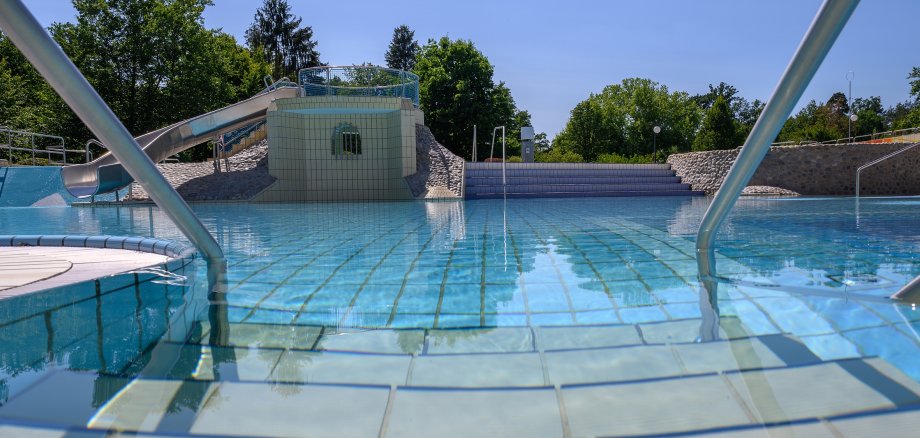 gefliester Treppenzugang mit Handlauf in das Nichtschwimmerbecken.