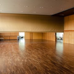 Großer Saal mit zur Hälfte heruntergelassener Trennwand 