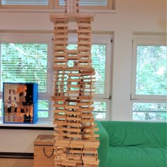 Ein Holzturm aus lauter kleinen Holzstäbchen