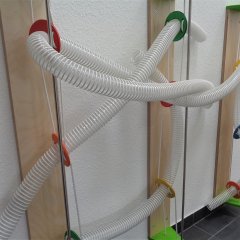 Durchsichtige Plastikrohre aufgehängt an einer Wand