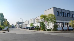 Straßenansicht eines Produktionsbetrieb mit grauer Metallfassade