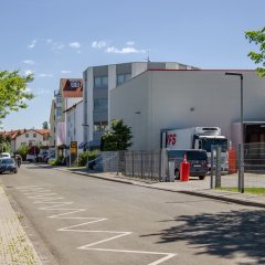 Straßenansicht mit Produktionsunternehmen auf beiden Seiten