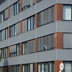 Fensterfront eines Bürogebäudes mit geriffelter Aluminiumfassade