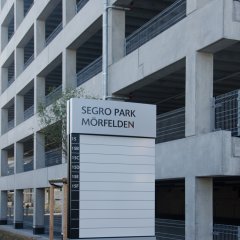 Parkhaus des SEGRO-Parks mit Firmenschild