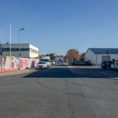 Sicht über die Opelstraße von der Fahrbahnmitte 
