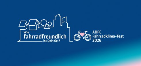 Man sieht eine Stadtsilouette und ein Fahrrad siwue den Schriftzug Fahrradklimatest 2026 auf blauem Hintergrund