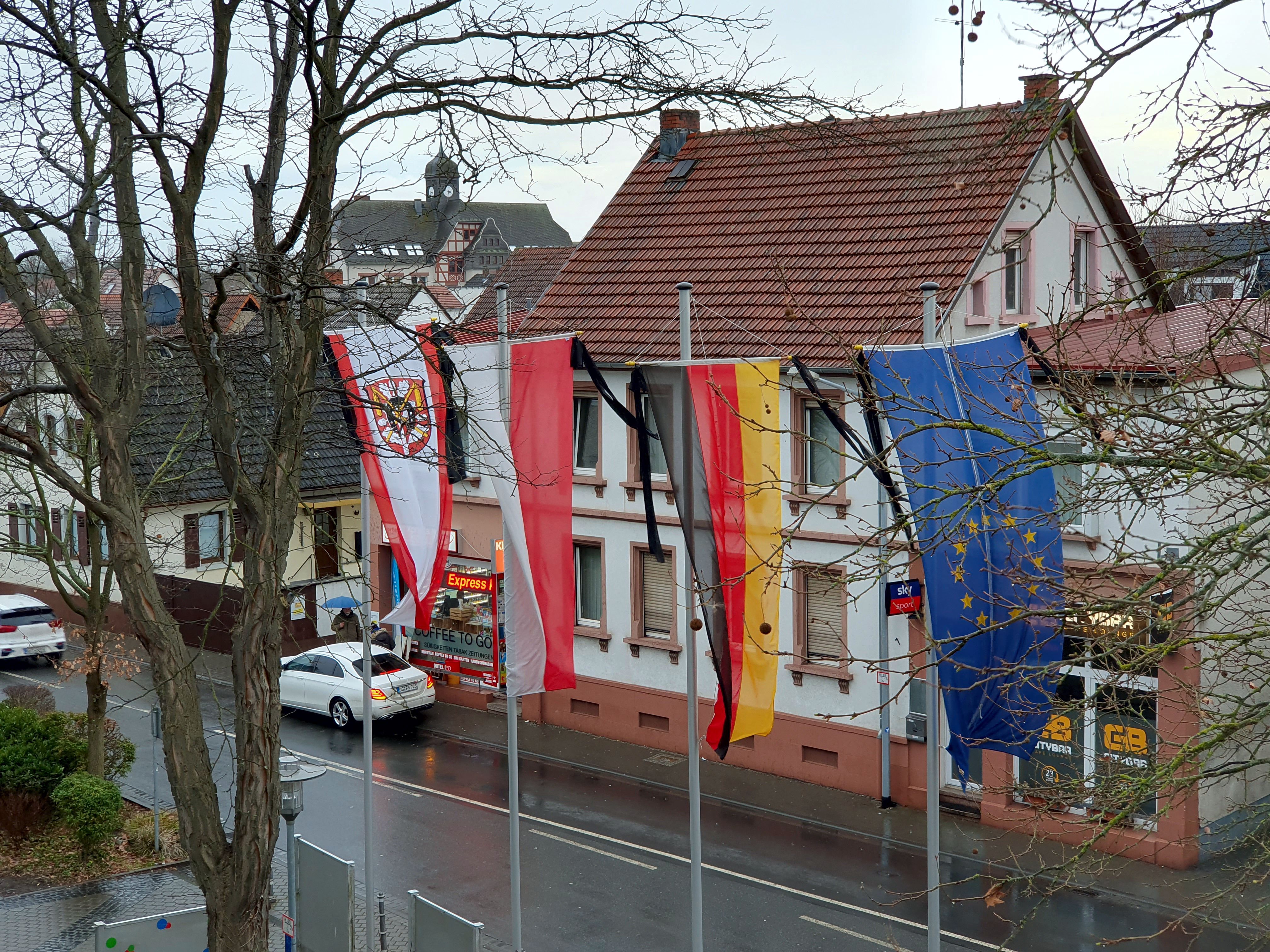 Trauerfahnen Europaflagge, Deutschlandflagge, Hessenflagge und Stadtflagge vor dem Walldorfer Rathaus