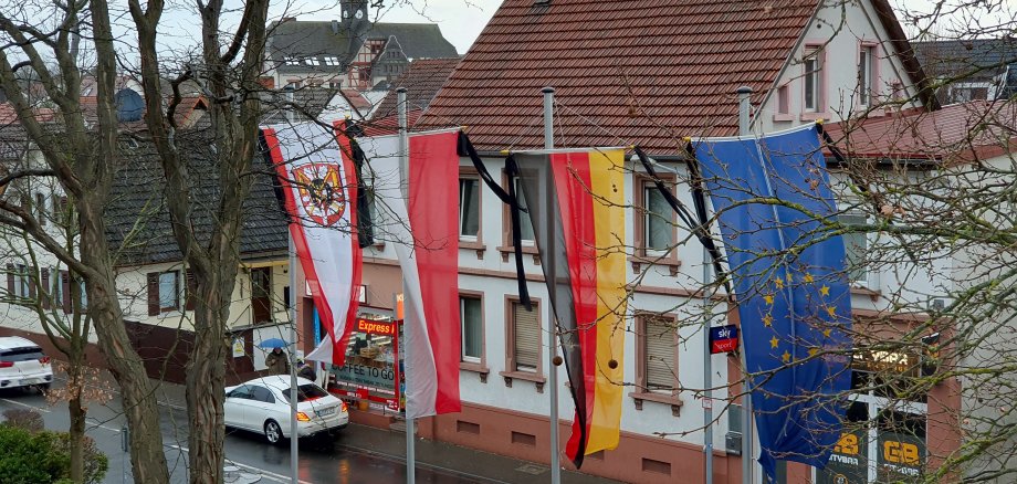 Trauerfahnen Europaflagge, Deutschlandflagge, Hessenflagge und Stadtflagge vor dem Walldorfer Rathaus