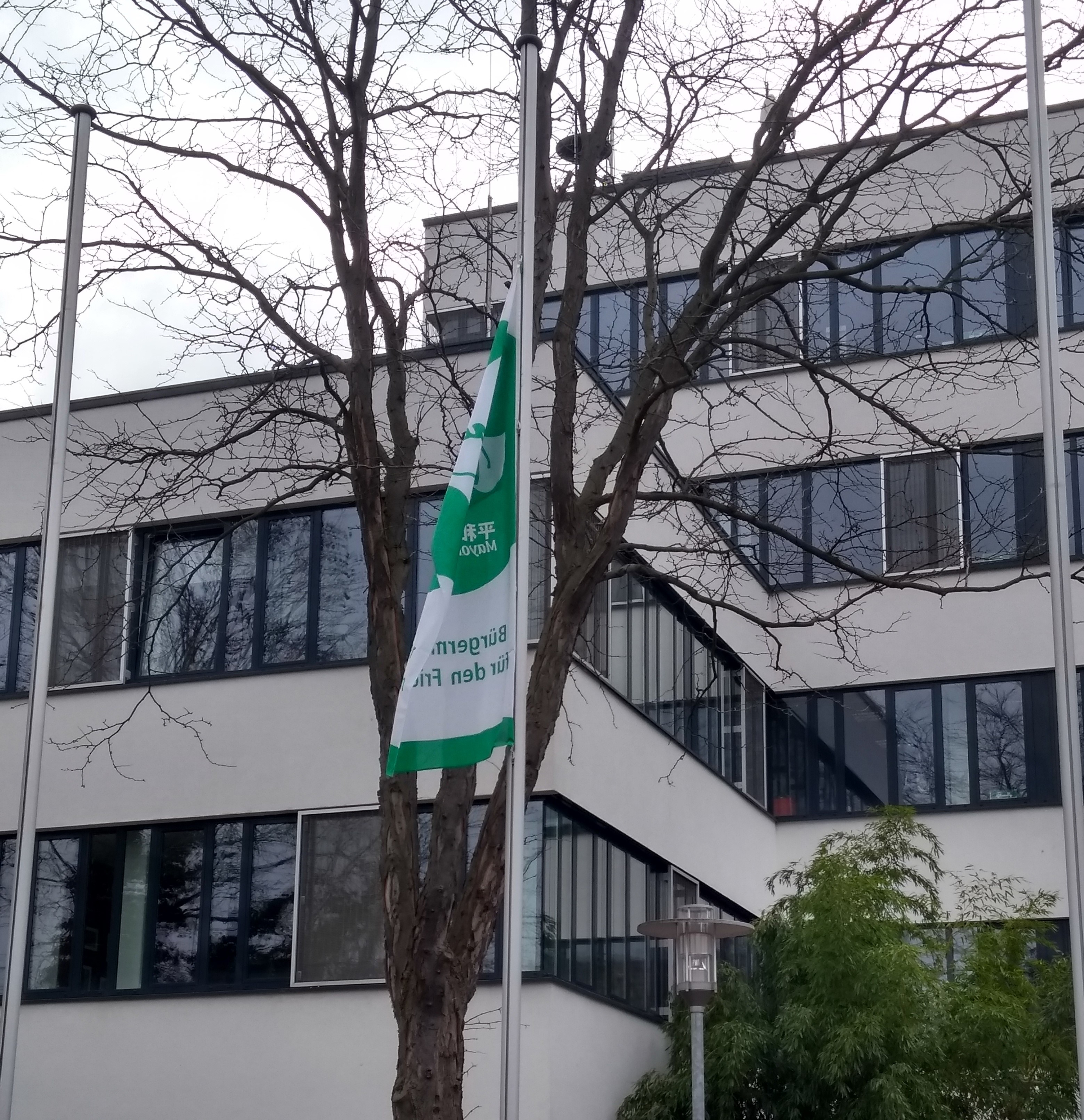 Fahne der Bürgermeister für Frieden weht vor dem Mörfelder Rathaus