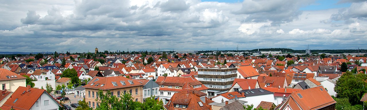 Blick über das Dach des alten Rathauses Mörfelden bis zum Wasserturm und der leicht zu erkennenden Skyline Frankfurt