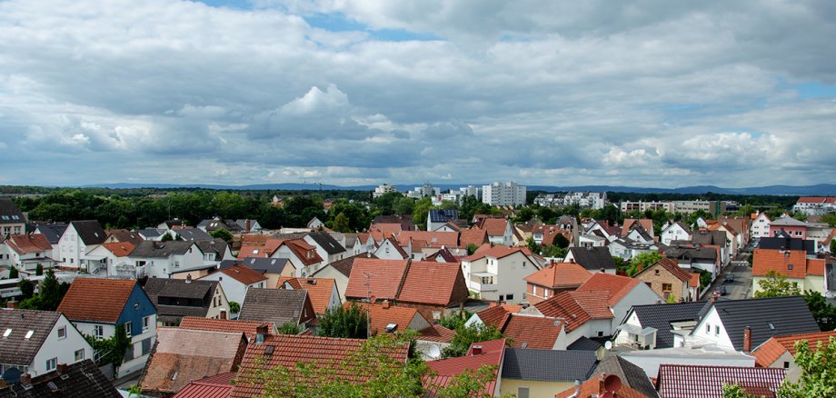 Blick über die Dächer von Mörfelden bis zu den Hochhäusern in der Cranchstraße und der dahinter liegende Taunus.