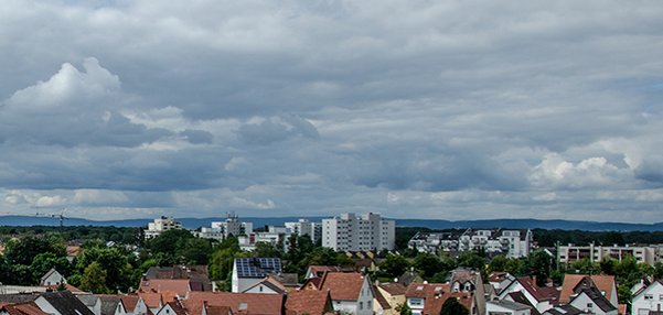 Blick über die Dächer Mörfelden und linker Seite die Albert-Schweitzer Schule