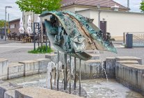Erzählstein Brunnen mit der Walldorfer Geschichte Figuren aus Bronze stellen bildlich die Walldorfer Geschichte auf einem Brunnen dar und unterhalb mehrere kleine Wasserfontänen.