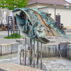 Figuren aus Bronze stellen bildlich die Walldorfer Geschichte  auf einem Brunnen dar und unterhalb mehrere kleine Wasserfontänen.