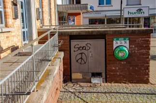 Defibrillator am Treppenaufgang zum Alten Rathaus Mörfelden