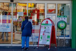 Defibrillator an der rechten Seite zum Eingang der Bärenapothe