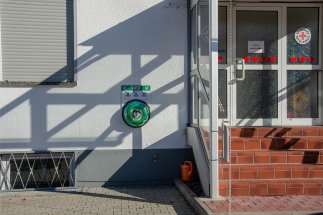 Defibrillator links neben dem Treppenaufgang