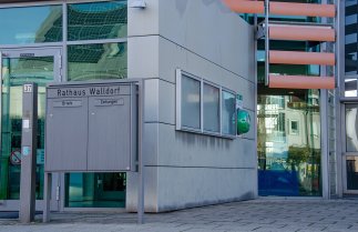 Defibrillator links neben dem Brief- und Zeitungsbriefkasten am Walldorfer Rathaus