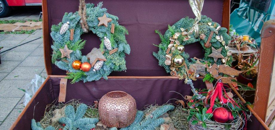 Weihnachtskränze in einem alten Koffer dekoriert