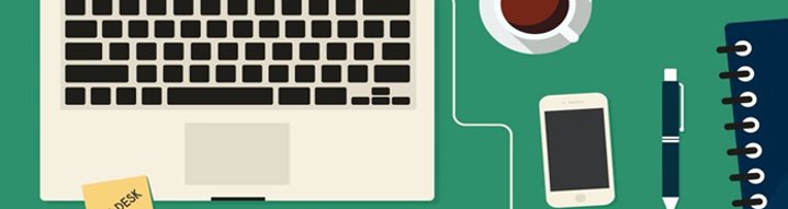 Ein Büroarbeitsplatz mit Notebook und Kaffeetasse