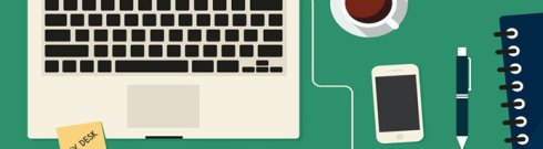 Ein Büroarbeitsplatz mit Notebook und Kaffeetasse
