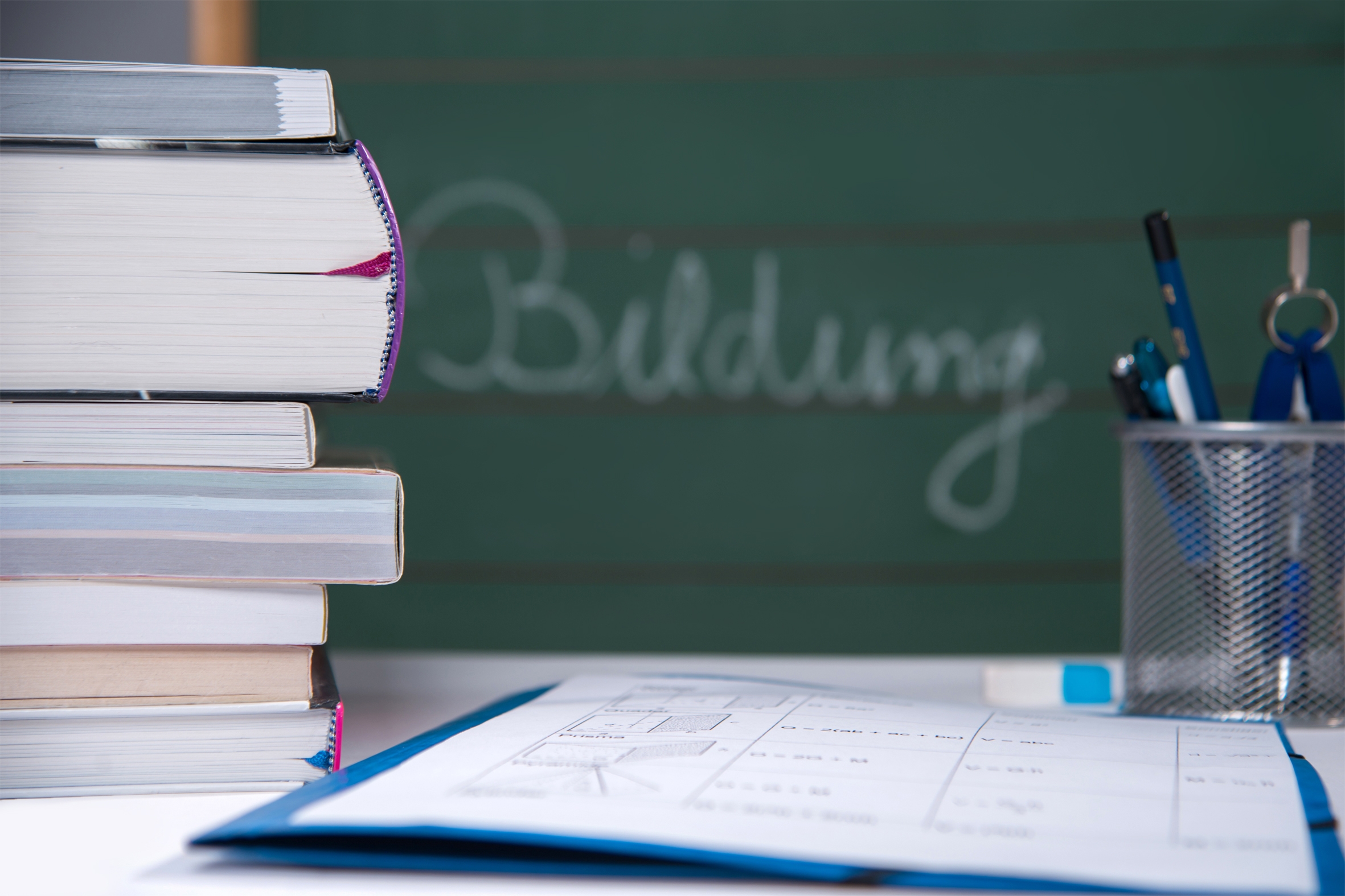 Schultafel mit Büchern als Beispiel für Schulen