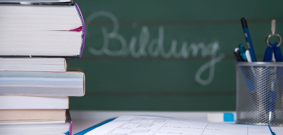 Schultafel mit Büchern als Beispiel für Schulen