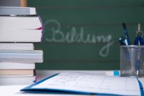 Schultafel mit Büchern als Beispiel für Schulen