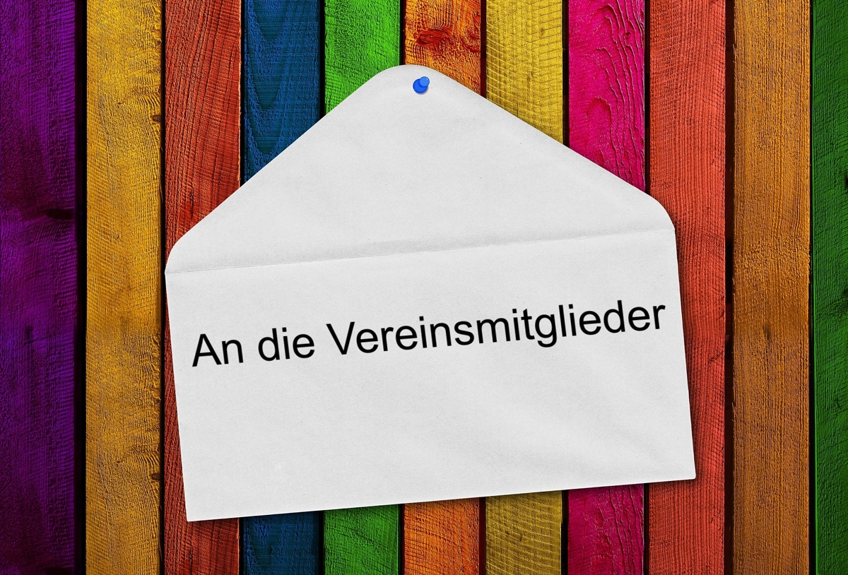 Briefumschlag "An die Vereinsmitglieder" an bunte Wand gepinnt