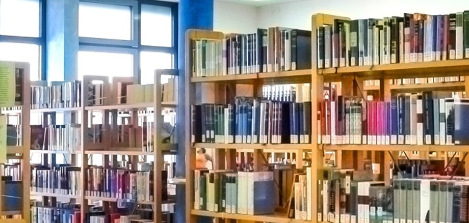 Bücherregale in der Mörfelder Bibliothek