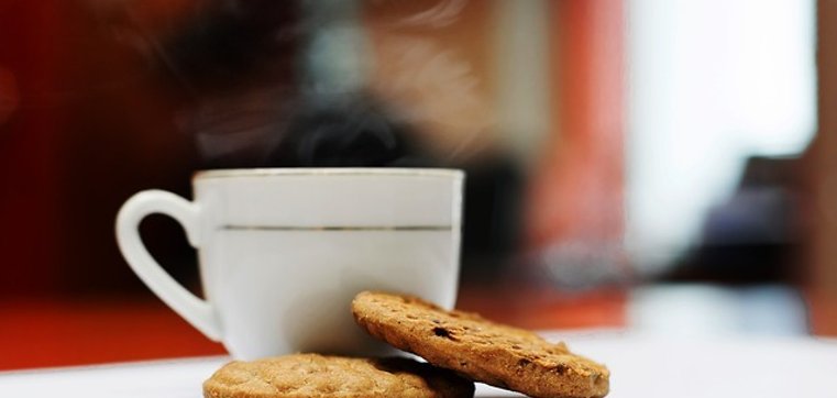 Tasse Kaffee mit Keksen