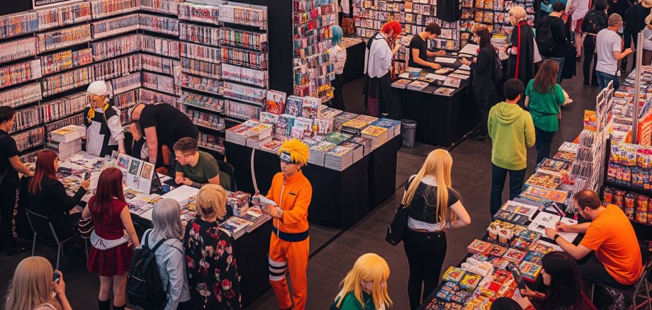 Messestände von halb oben mit Besuchern.