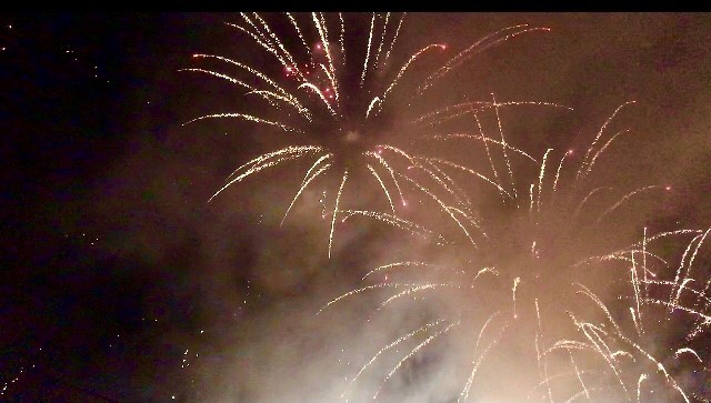 Goldregen-Feuerwerk in dunkler Nacht mit Rauch