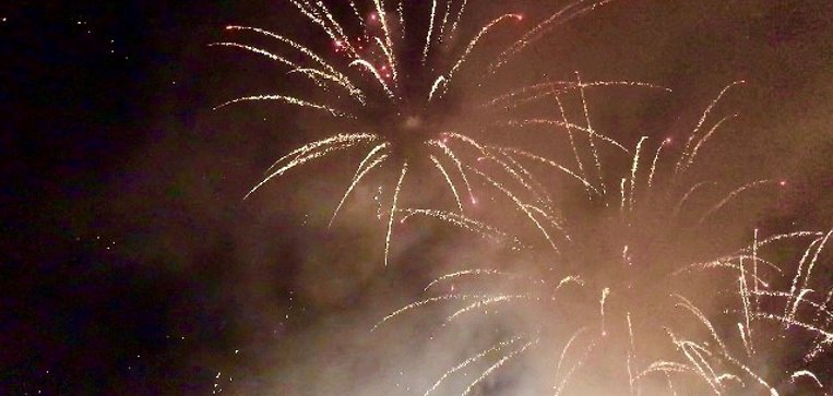Goldregen-Feuerwerk in dunkler Nacht mit Rauch