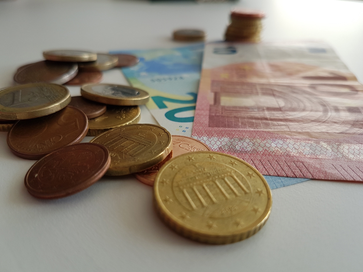 Geldscheine und Euro-Münzen